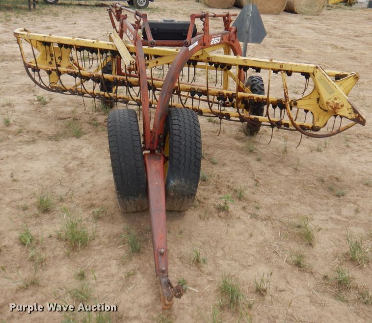 image for item JZ9975 New Holland 260  hay rake