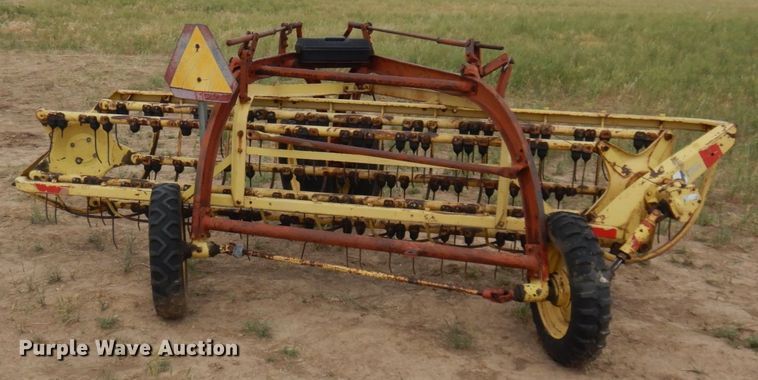 image for item JZ9975 New Holland 260  hay rake