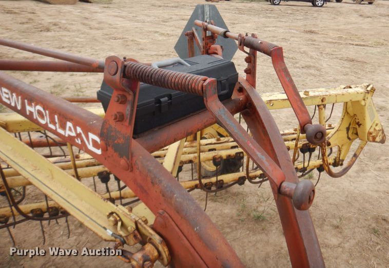 image for item JZ9975 New Holland 260  hay rake