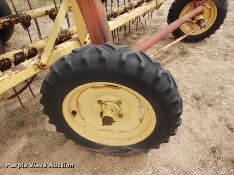 image for item JZ9975 New Holland 260  hay rake