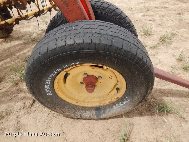 image for item JZ9975 New Holland 260  hay rake