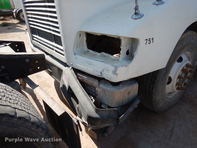 image for item DC2035 2001 Freightliner FLD120 Classic  semi truck