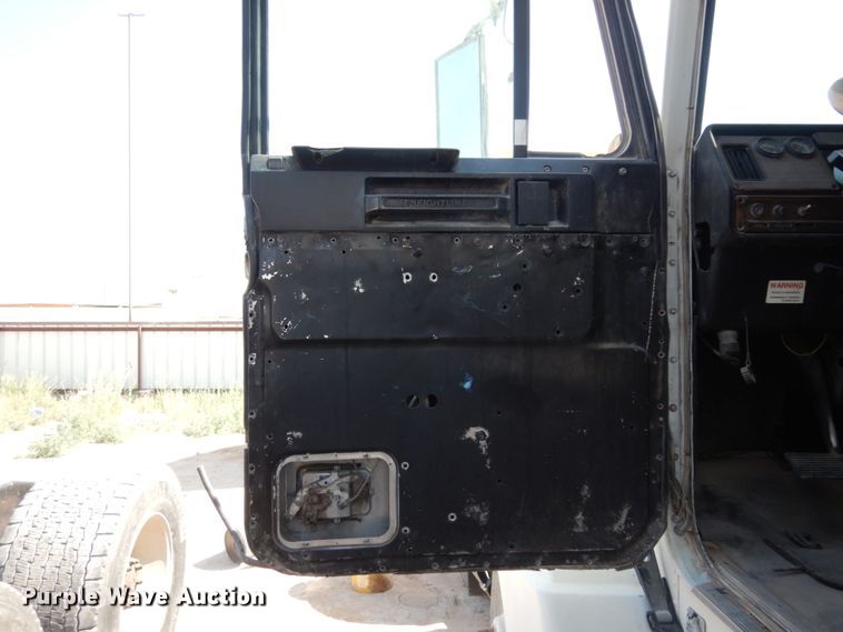 image for item DC2035 2001 Freightliner FLD120 Classic  semi truck