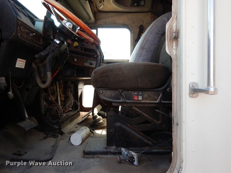 image for item DC2035 2001 Freightliner FLD120 Classic  semi truck