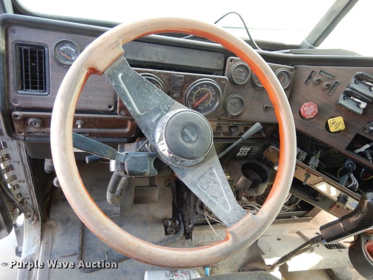 image for item DC2035 2001 Freightliner FLD120 Classic  semi truck