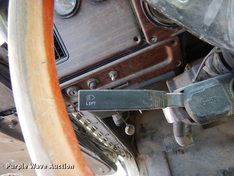 image for item DC2035 2001 Freightliner FLD120 Classic  semi truck