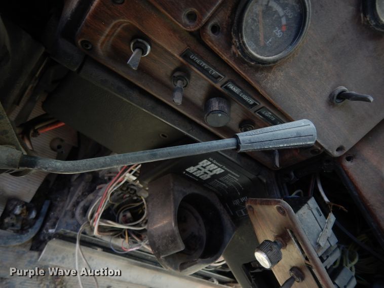 image for item DC2035 2001 Freightliner FLD120 Classic  semi truck