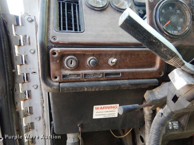 image for item DC2035 2001 Freightliner FLD120 Classic  semi truck