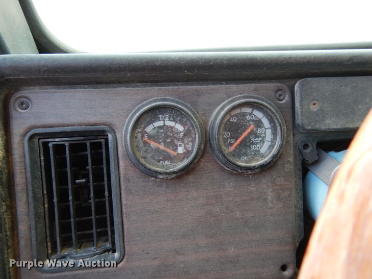 image for item DC2035 2001 Freightliner FLD120 Classic  semi truck