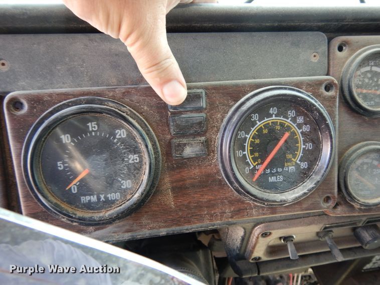 image for item DC2035 2001 Freightliner FLD120 Classic  semi truck