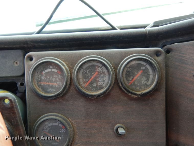 image for item DC2035 2001 Freightliner FLD120 Classic  semi truck