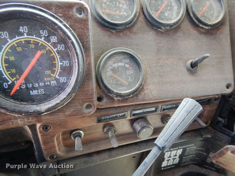 image for item DC2035 2001 Freightliner FLD120 Classic  semi truck