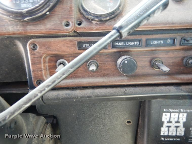 image for item DC2035 2001 Freightliner FLD120 Classic  semi truck