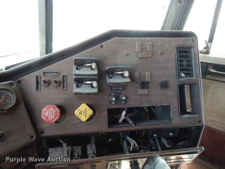 image for item DC2035 2001 Freightliner FLD120 Classic  semi truck