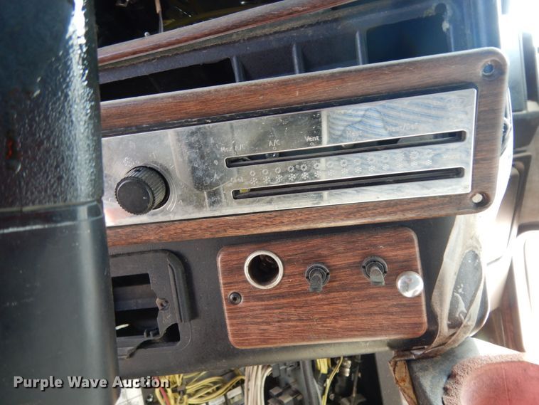 image for item DC2035 2001 Freightliner FLD120 Classic  semi truck