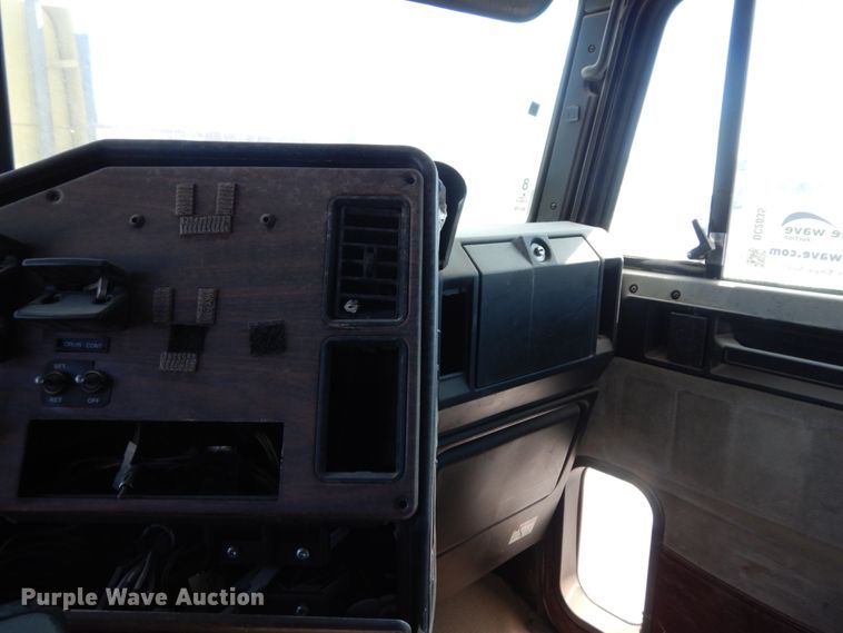 image for item DC2035 2001 Freightliner FLD120 Classic  semi truck