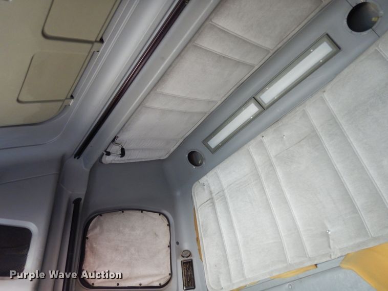 image for item DC2035 2001 Freightliner FLD120 Classic  semi truck