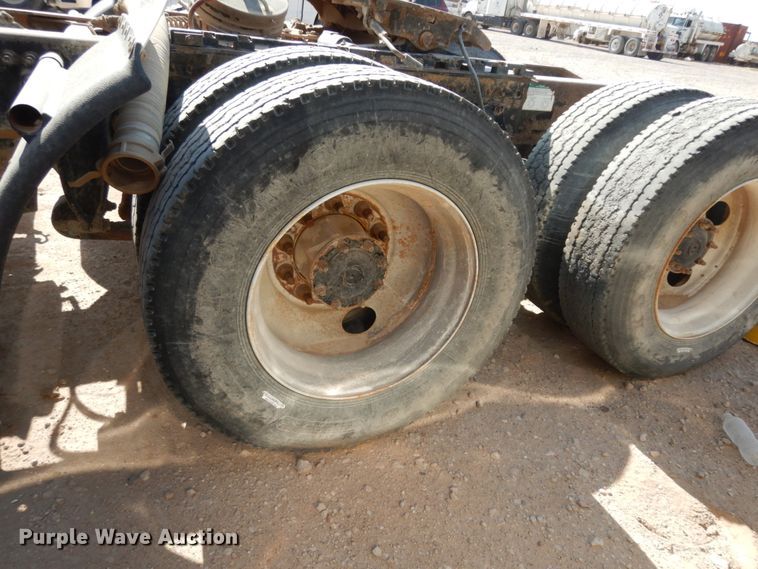 image for item DC2035 2001 Freightliner FLD120 Classic  semi truck