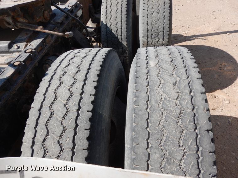 image for item DC2035 2001 Freightliner FLD120 Classic  semi truck