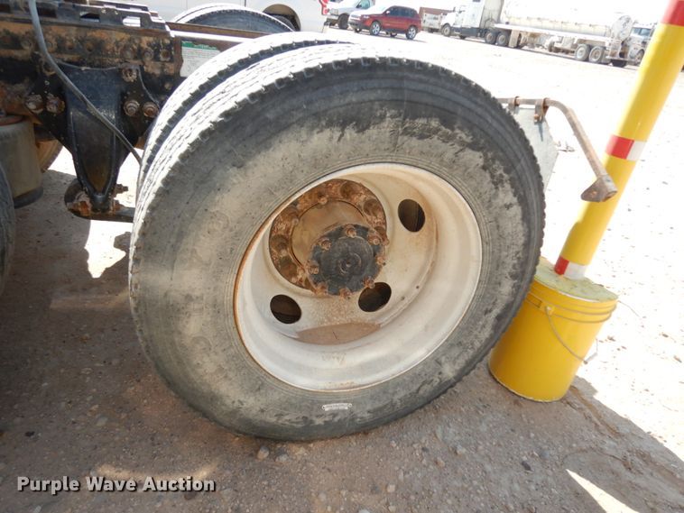 image for item DC2035 2001 Freightliner FLD120 Classic  semi truck