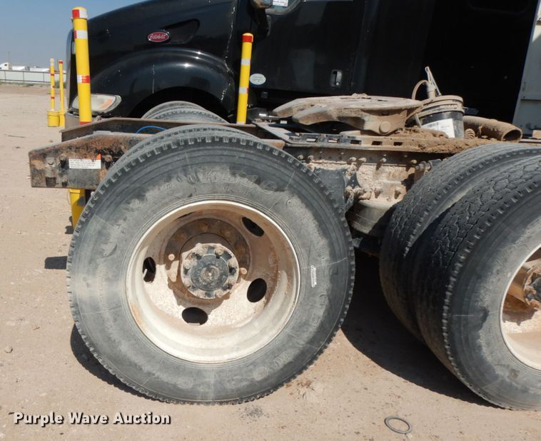 image for item DC2035 2001 Freightliner FLD120 Classic  semi truck