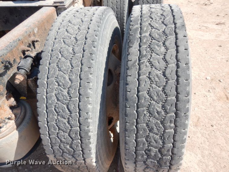 image for item DC2035 2001 Freightliner FLD120 Classic  semi truck