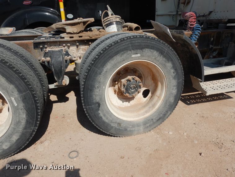 image for item DC2035 2001 Freightliner FLD120 Classic  semi truck