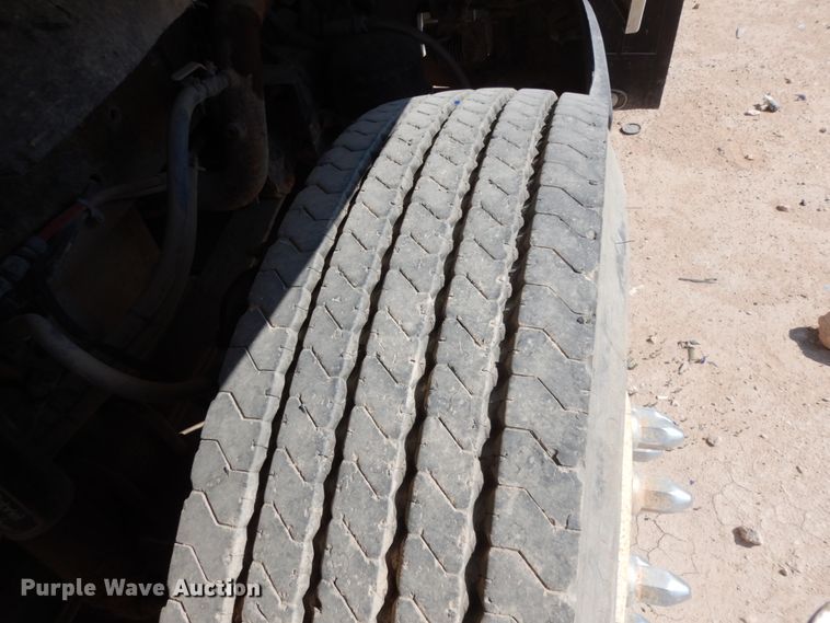 image for item DC2035 2001 Freightliner FLD120 Classic  semi truck