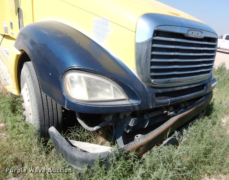 image for item DC2036 2008 Freightliner Columbia 120  semi truck