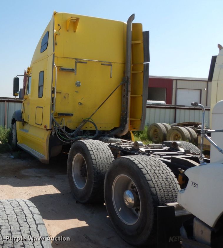 image for item DC2036 2008 Freightliner Columbia 120  semi truck