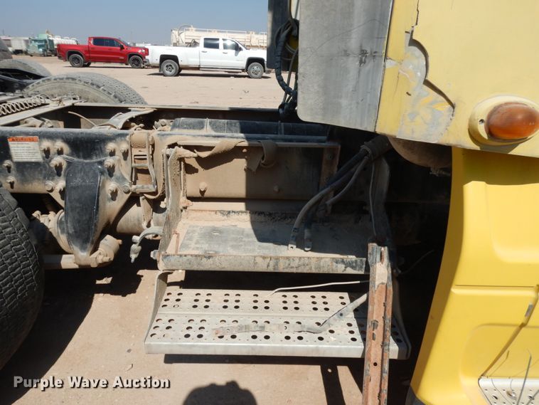 image for item DC2036 2008 Freightliner Columbia 120  semi truck