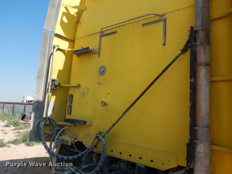 image for item DC2036 2008 Freightliner Columbia 120  semi truck