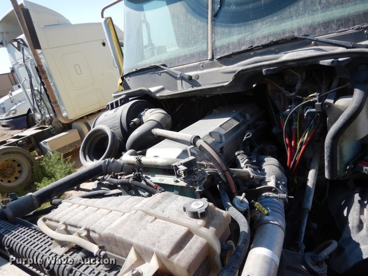 image for item DC2036 2008 Freightliner Columbia 120  semi truck