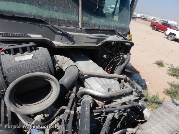 image for item DC2036 2008 Freightliner Columbia 120  semi truck