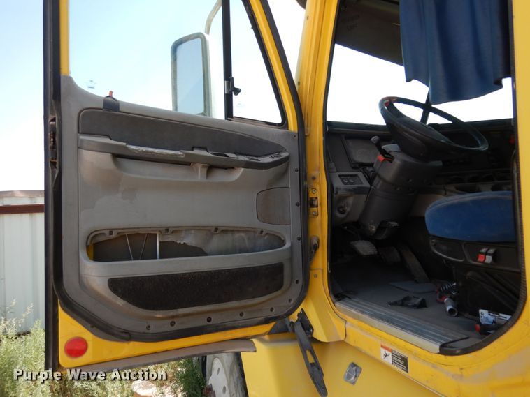 image for item DC2036 2008 Freightliner Columbia 120  semi truck