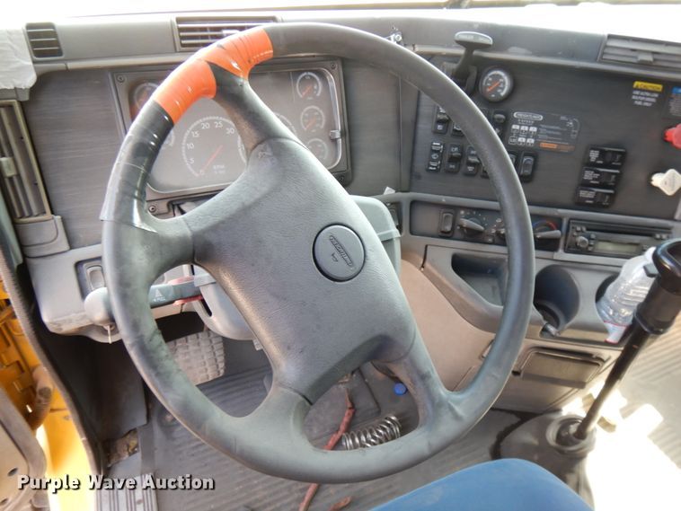 image for item DC2036 2008 Freightliner Columbia 120  semi truck