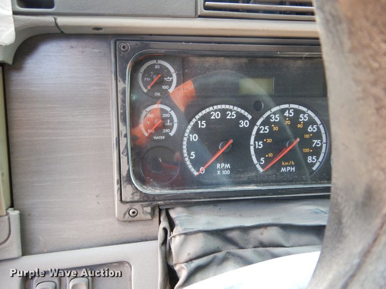 image for item DC2036 2008 Freightliner Columbia 120  semi truck