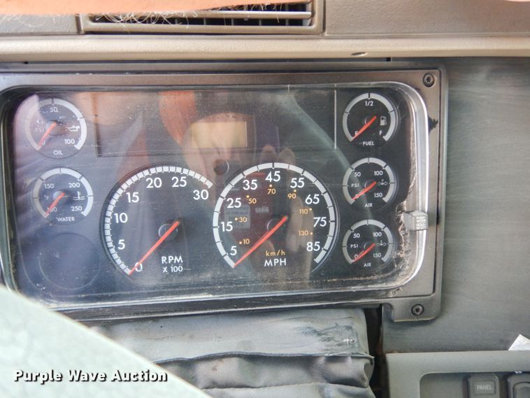 image for item DC2036 2008 Freightliner Columbia 120  semi truck