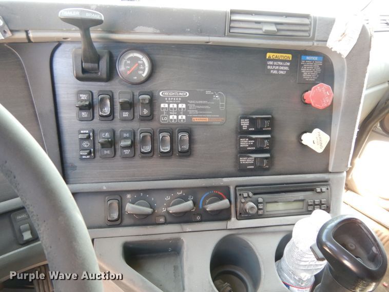 image for item DC2036 2008 Freightliner Columbia 120  semi truck