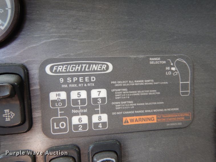 image for item DC2036 2008 Freightliner Columbia 120  semi truck