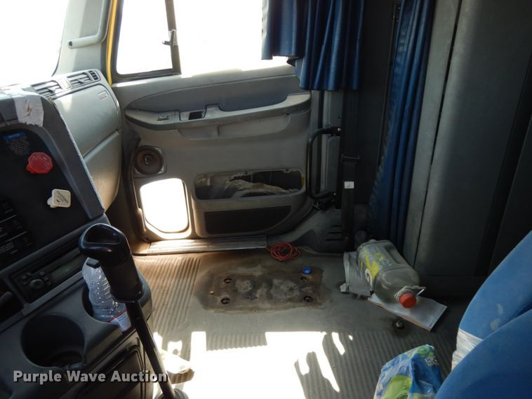 image for item DC2036 2008 Freightliner Columbia 120  semi truck