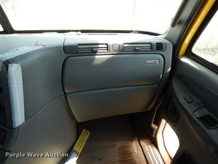 image for item DC2036 2008 Freightliner Columbia 120  semi truck