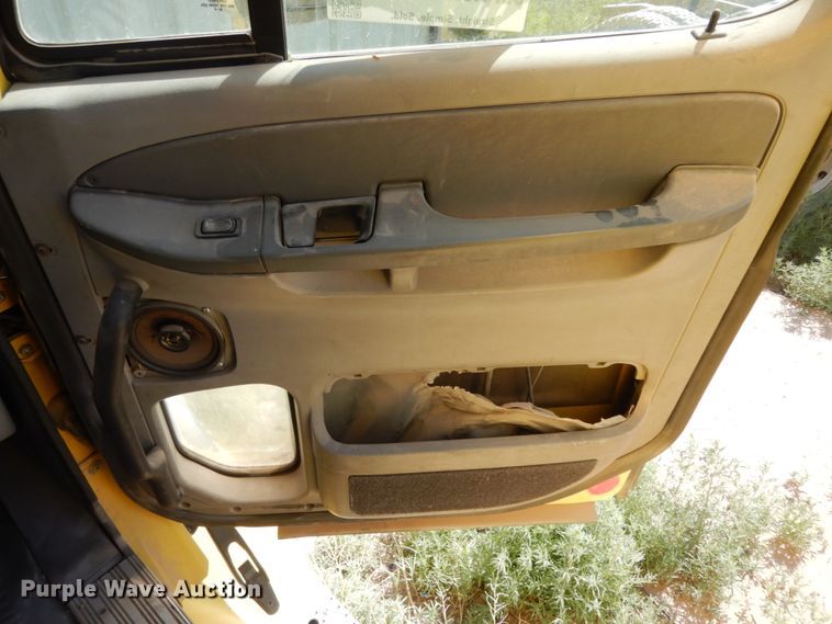 image for item DC2036 2008 Freightliner Columbia 120  semi truck