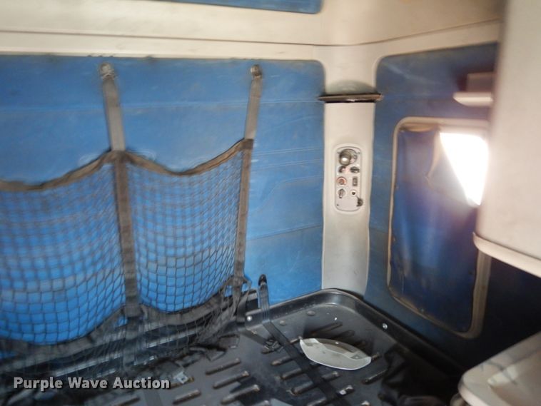 image for item DC2036 2008 Freightliner Columbia 120  semi truck