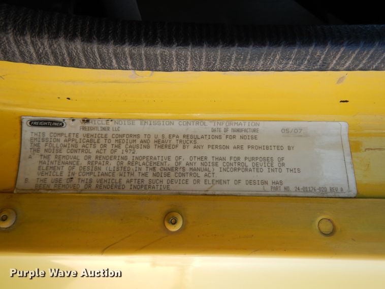 image for item DC2036 2008 Freightliner Columbia 120  semi truck