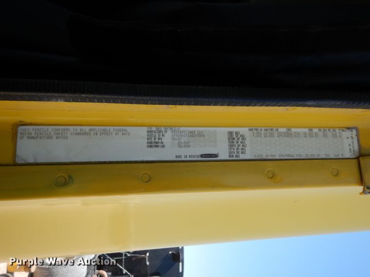 image for item DC2036 2008 Freightliner Columbia 120  semi truck