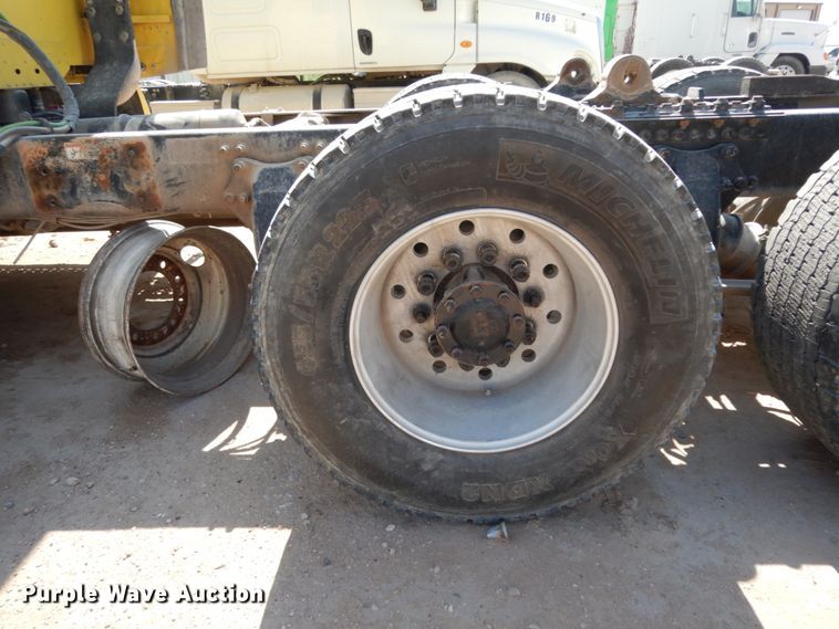 image for item DC2036 2008 Freightliner Columbia 120  semi truck