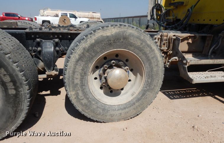 image for item DC2036 2008 Freightliner Columbia 120  semi truck