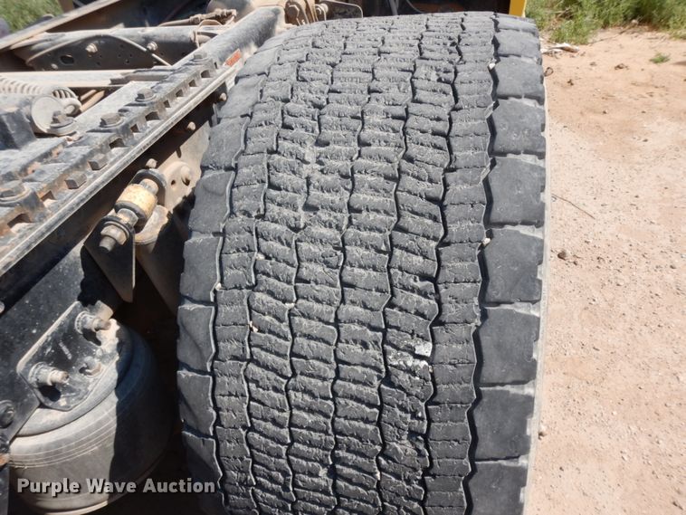 image for item DC2036 2008 Freightliner Columbia 120  semi truck