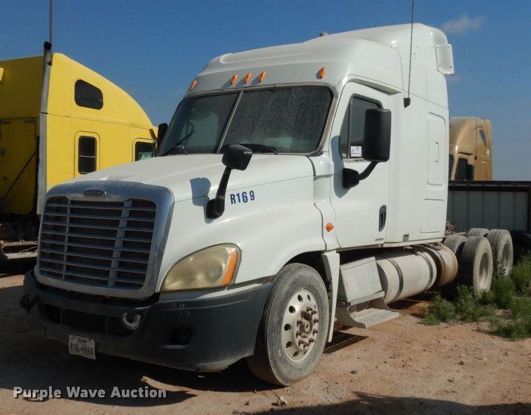 image for item DC2037 2009 Freightliner Cascadia 125  semi truck